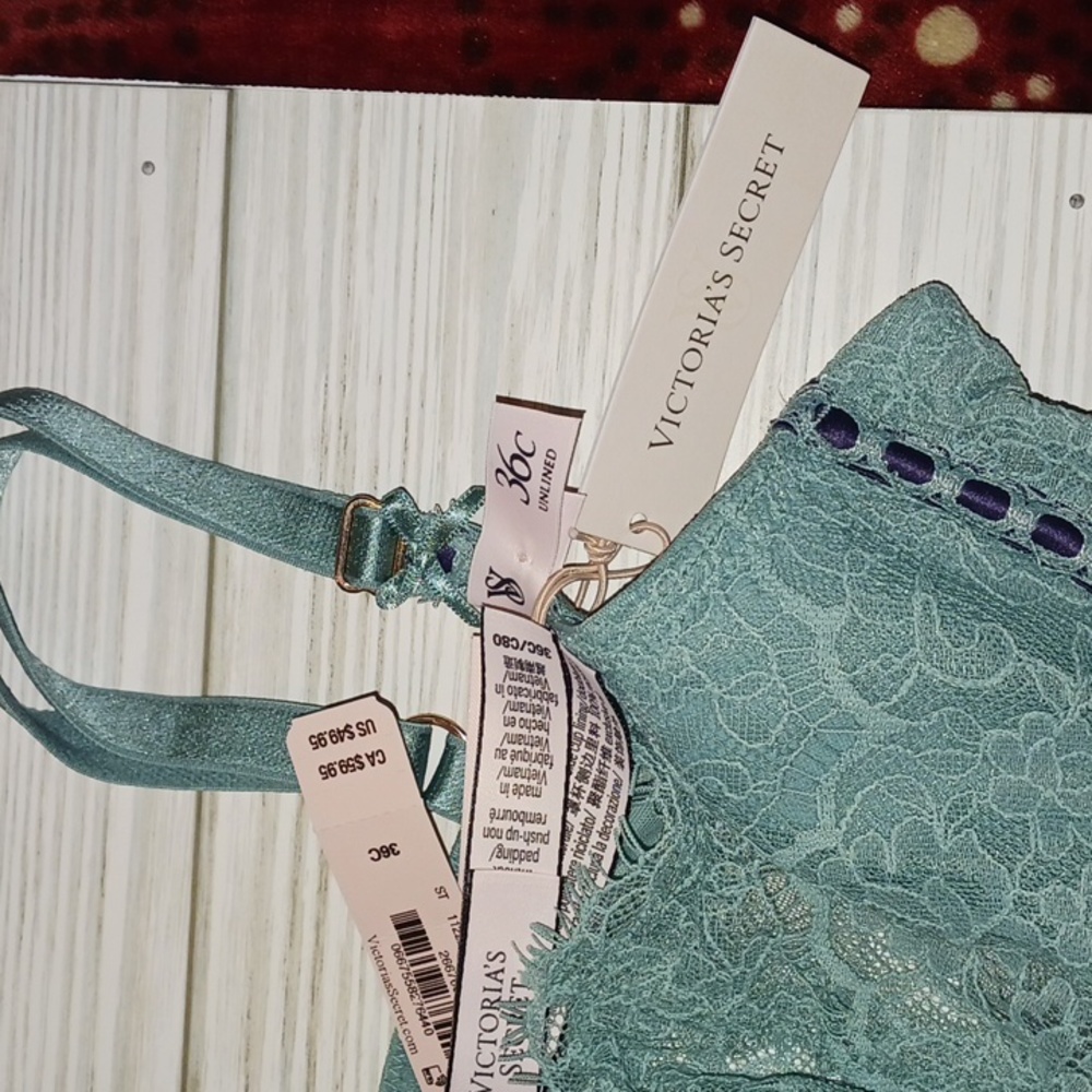 Victoria Secret - Picture 2 of 3